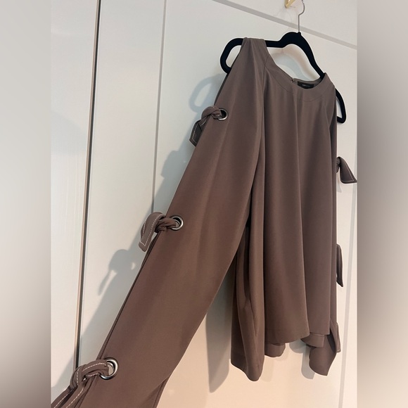 BCBGMaxazria Elegant Gray Women's Top with Bow Details - Picture 4 of 5